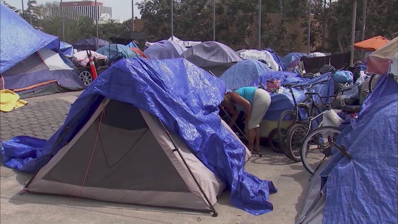 Federal judge talking to homeless people who do not want to leave motel