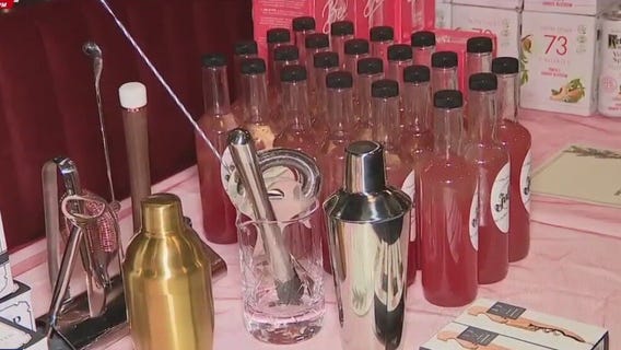 Downtown Houston bar offering elegant market, festive drinks