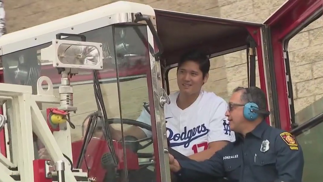 Shohei Ohtani, Dodgers thank firefighters