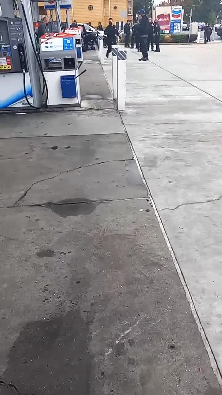 Two people shot in Oakland