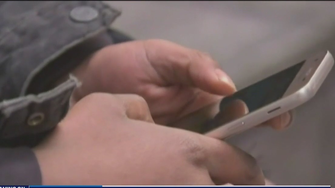 Illinois could be 16th state to ban cellphone use in schools: 'A major problem'