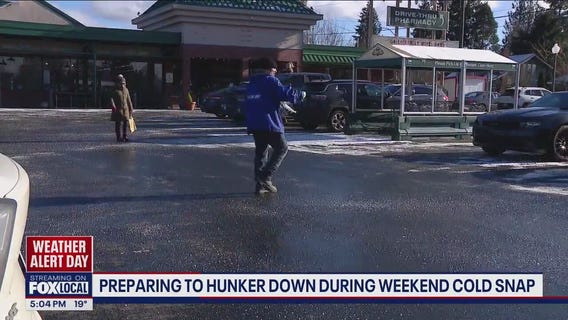 People in Olympia run last-minute errands ahead of weekend?s freezing temperatures