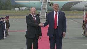 Trump, Putin arrive in Alaska, shake hands [RAW]