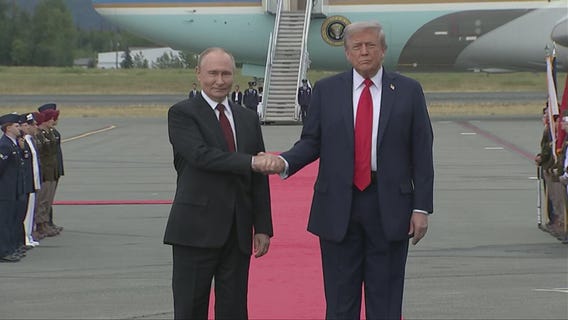 Trump, Putin arrive in Alaska, shake hands [RAW]