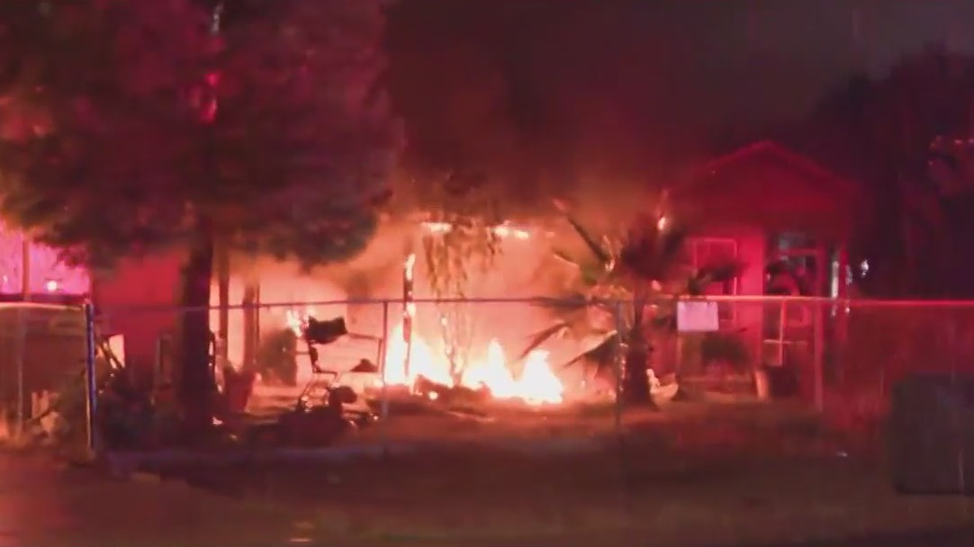 Fire crews battle house fire in Phoenix | FOX 10 Phoenix