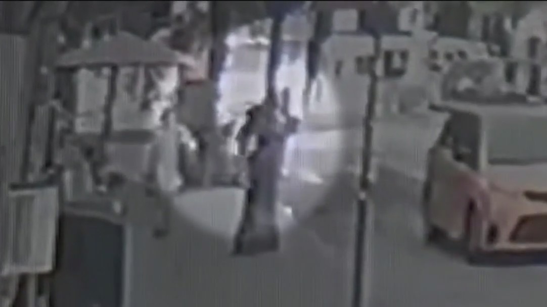 2 men hurt in slashing, suspect in custody