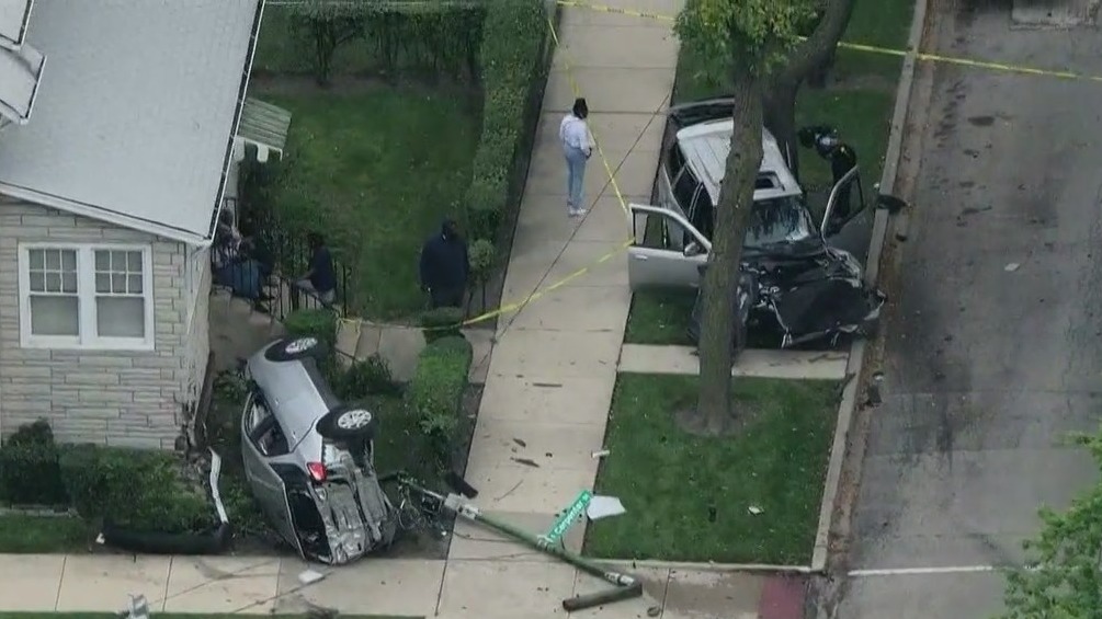 Three people injured in crash on Chicago's South Side