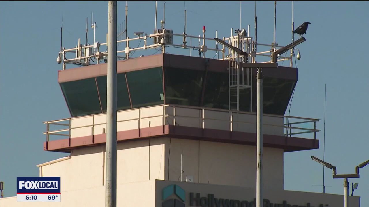 Air traffic controllers work without pay amid shutdown