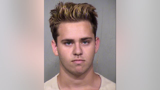 Gilbert man accused of sending explicit messages to minors