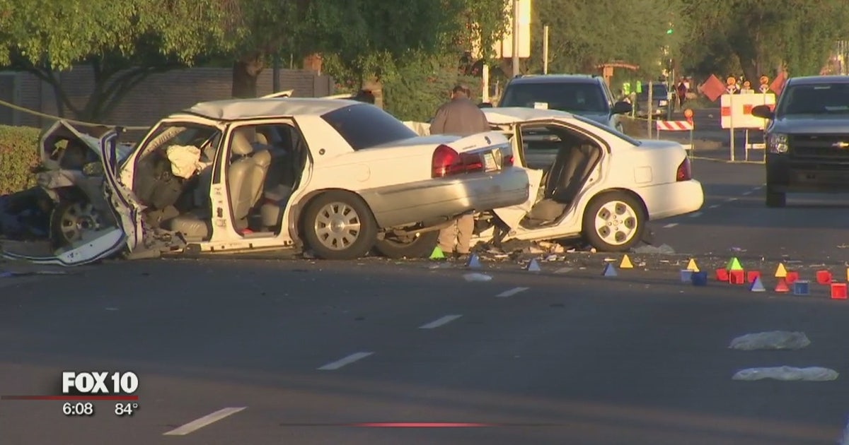 Woman killed in head-on crash in west Phoenix | FOX 10 Phoenix