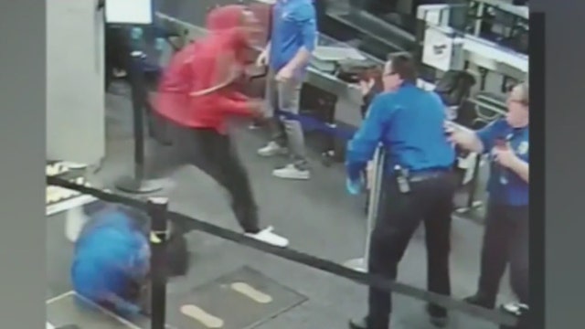 Video shows moment a man punched 5 TSA agents at Phoenix Sky Harbor Airport