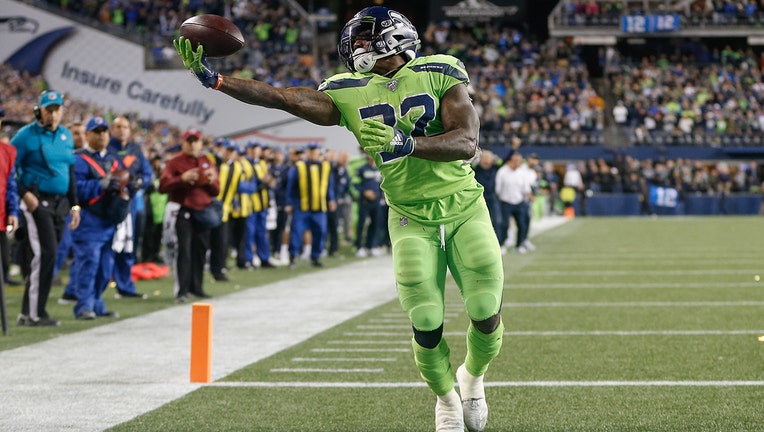 Running back Chris Carson #32 of the Seattle Seahawks makes a touchdown catch in the fourth quarter against the Los Angeles Rams at CenturyLink Field on October 3, 2019 in Seattle, Washington. (Photo by Otto Greule Jr/Getty Images)