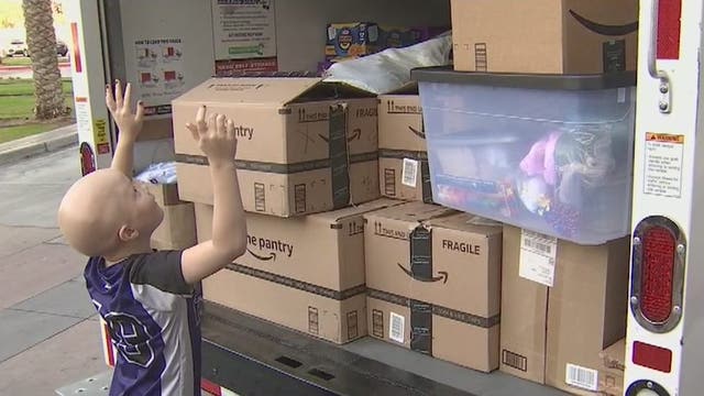 Valley girl fighting cancer and her hockey team deliver donations to Phoenix Children's Hospital