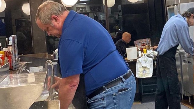 Waffle House customers jump behind counter to help lone, late-night employee