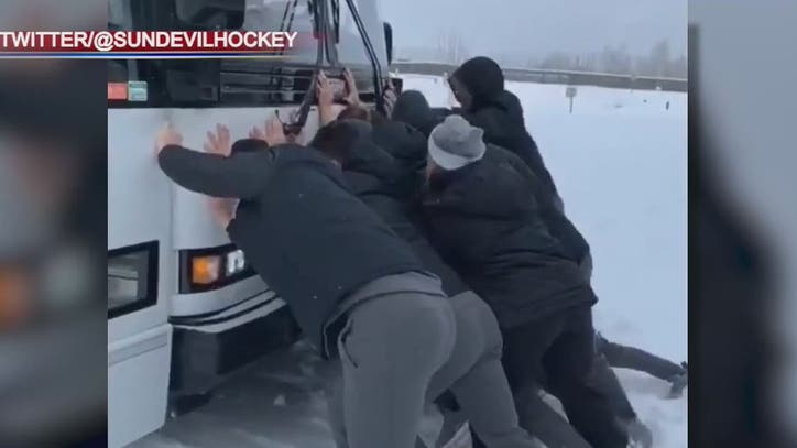 ASU hockey team pushes stuck bus out of snow in Alaska - FOX 10 News Phoenix