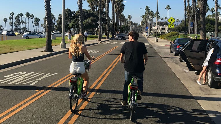 couple-biking-los-angeles-santa-monica.jpg