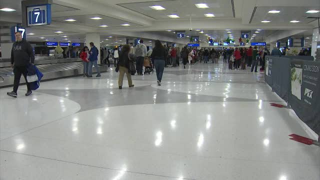 Volunteers on hand to make holiday travel easier at Phoenix Sky Harbor Airport