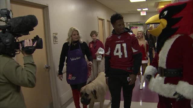 Kenyan Drake, other Arizona Cardinals players visit kids at Phoenix Children's Hospital to spread holiday joy