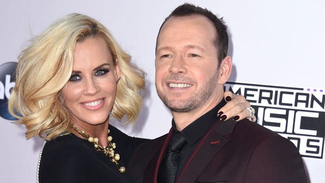 Donnie Wahlberg leaves IHOP waitress $2,020 as part of tip challenge