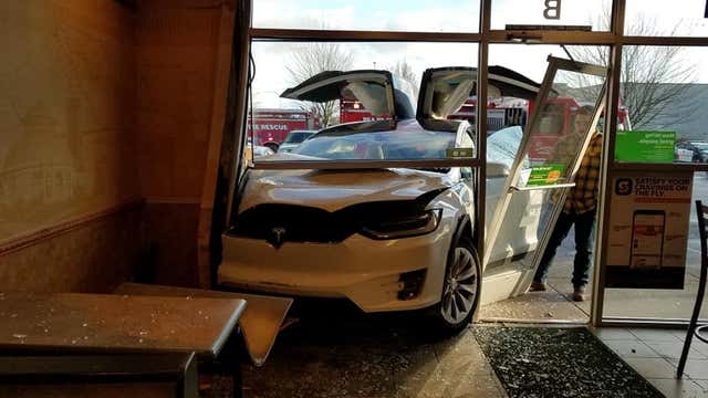 Police: Driver whose Tesla crashed claims it malfunctioned