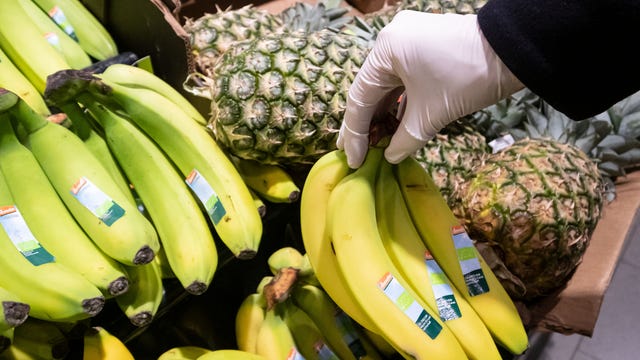 Why wearing gloves at grocery store is not necessarily a good idea: doctor