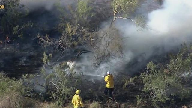 Phoenix, Scottsdale firefighters battle brush fire near neighborhood