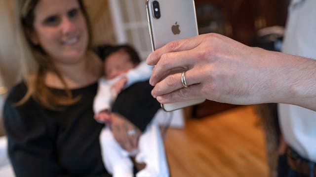 Poll suggests people who quarantine with mom are happier