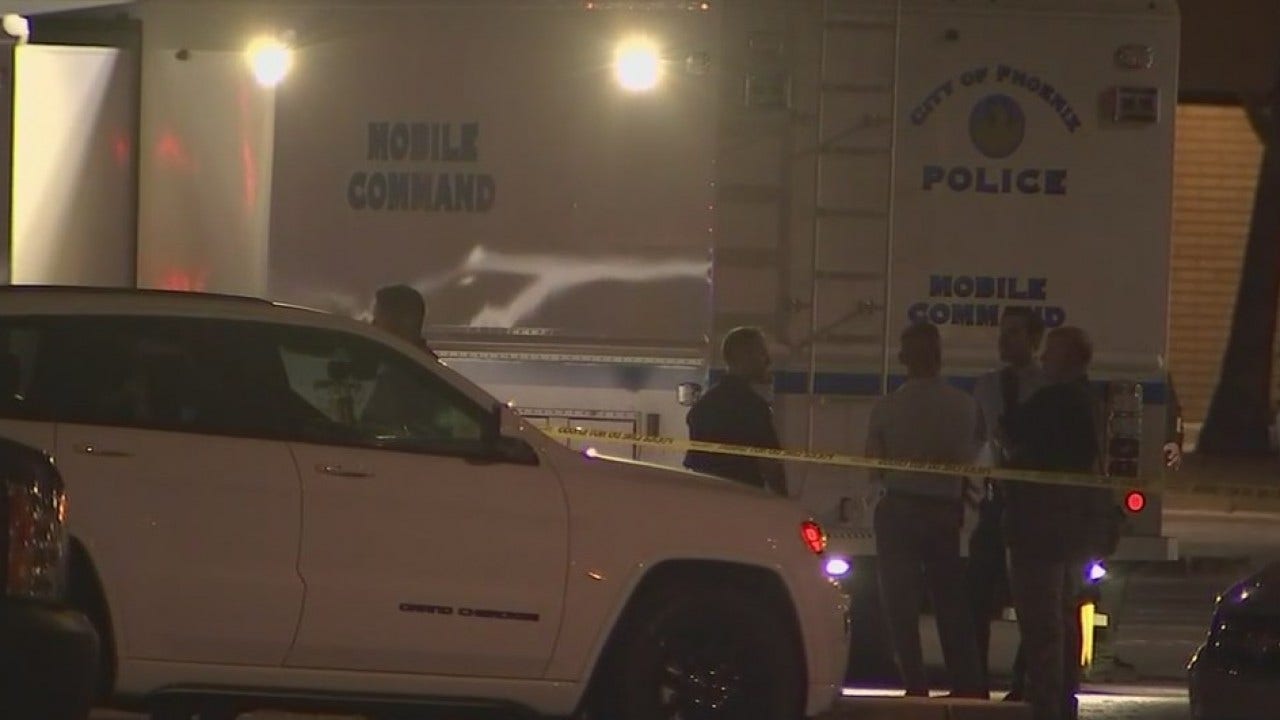 Phoenix Pd Knife Wielding Suspect Shot Remains In Critical Condition