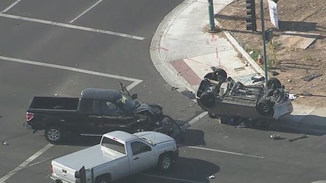 PD: Fatal crash closes intersection of 83rd Avenue, Thomas Road in Phoenix