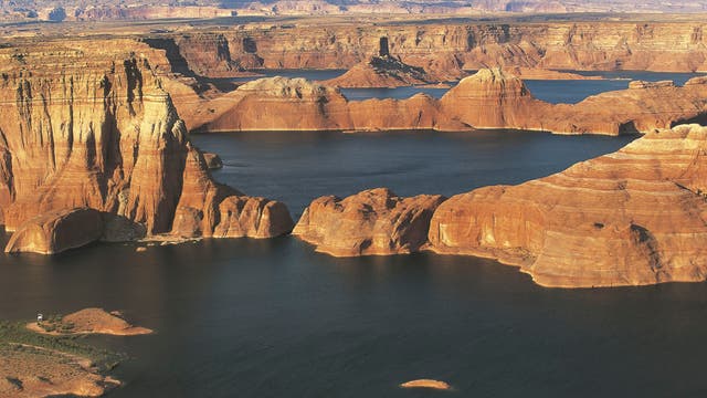 Phoenix man drowned at Lake Powell near border with Utah