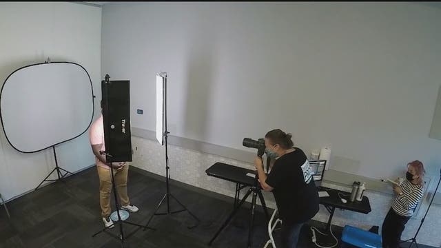 Giving another shot: Valley photographer takes pictures for people who lost their jobs