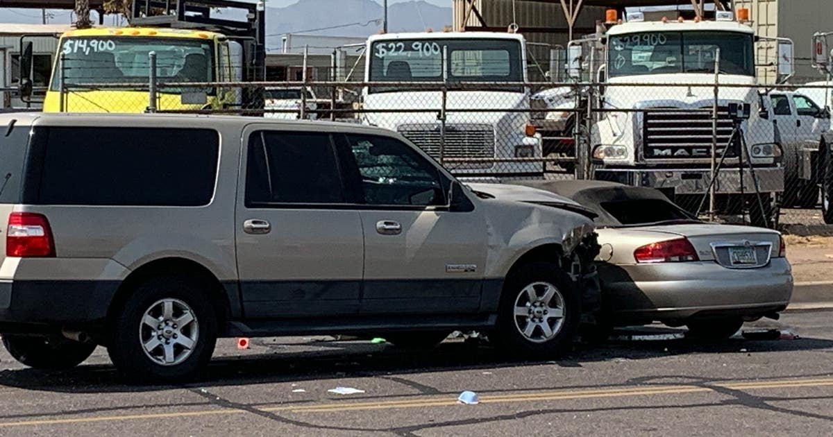 Phoenix police officer, 3 children injured in crash | FOX 10 Phoenix
