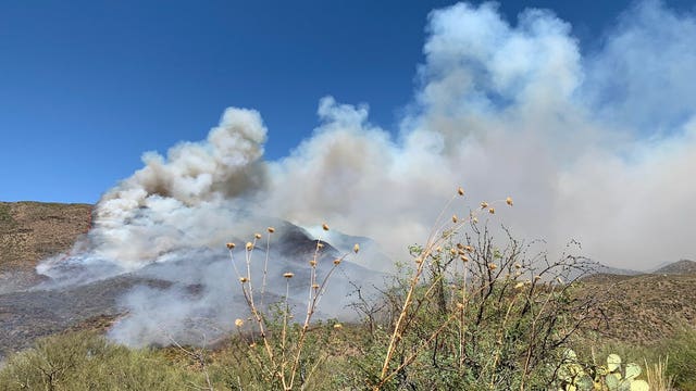 Arizona fire crews responding to brush fire burning near I-17 and Sunset Point