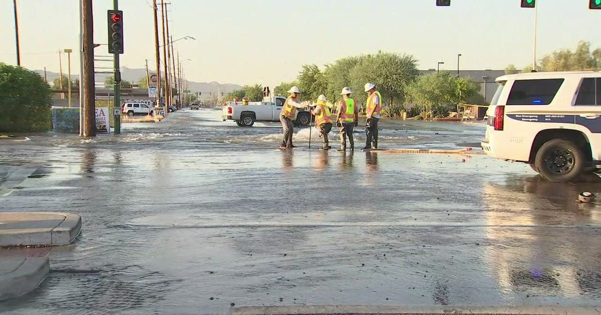 Water main breaks on 35th Avenue and Van Buren | FOX 10 Phoenix