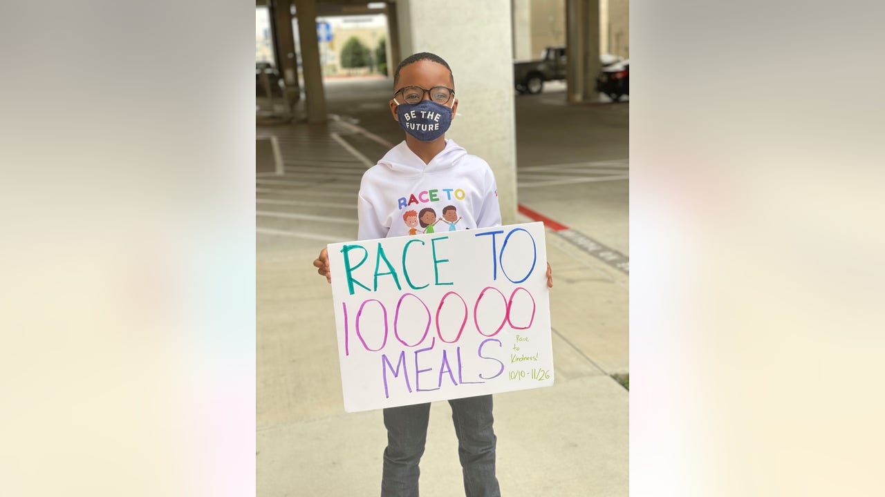 Kind Hearted 5th Grader Doles Out Snacks Positive Messages To 100 000 For Thanksgiving