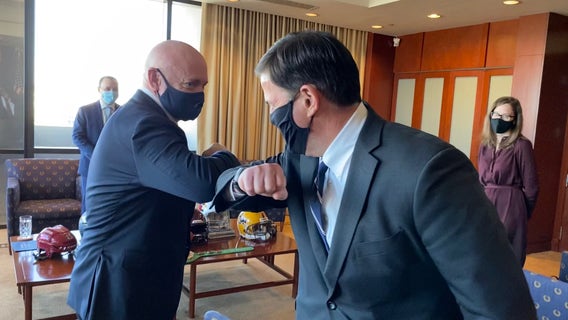 Kelly meets with Arizona governor as he prepares to take seat in Senate