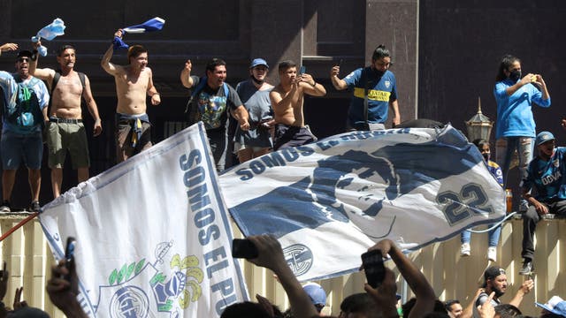 3 funeral workers fired over Diego Maradona coffin photos