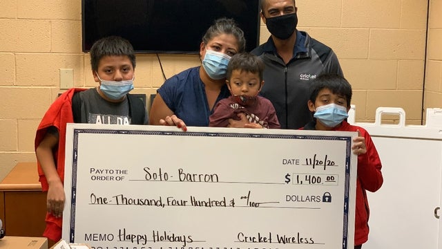 Glendale family who lost father to COVID-19 surprised with $2500 in gifts for the holidays