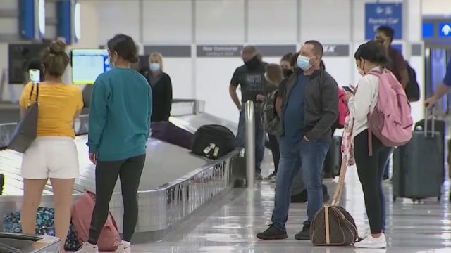 Sky Harbor bustling before holidays as health officials plead for limited travel