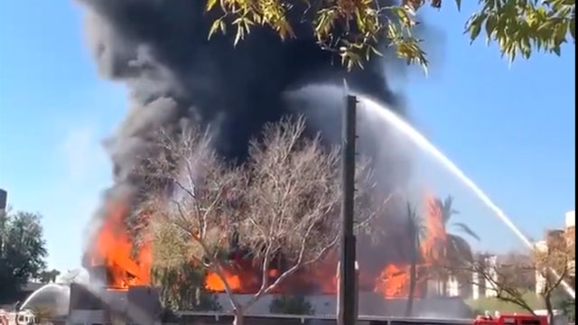 Phoenix crews battle large fire at abandoned building near State Route 51