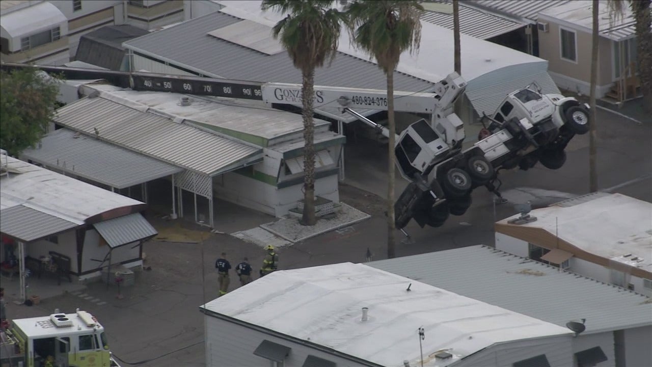Crane crashes on to Mesa cellular home, knocks down electrical power strains Crane crashes on to Mesa cellular home, knocks down electrical power strains