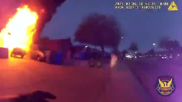 VIDEO: Phoenix police officers save woman, 4 children from house fire