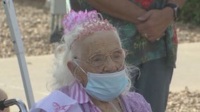 WWII veteran celebrates her 100th birthday in Phoenix with family, parade