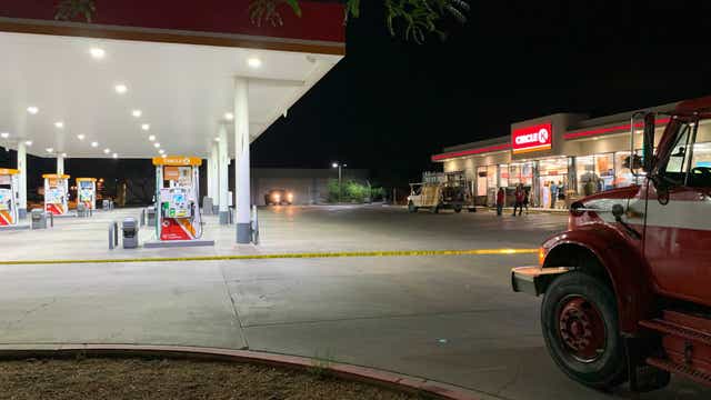 Two kids, two adults hurt after car crashes into Circle K in Maricopa County