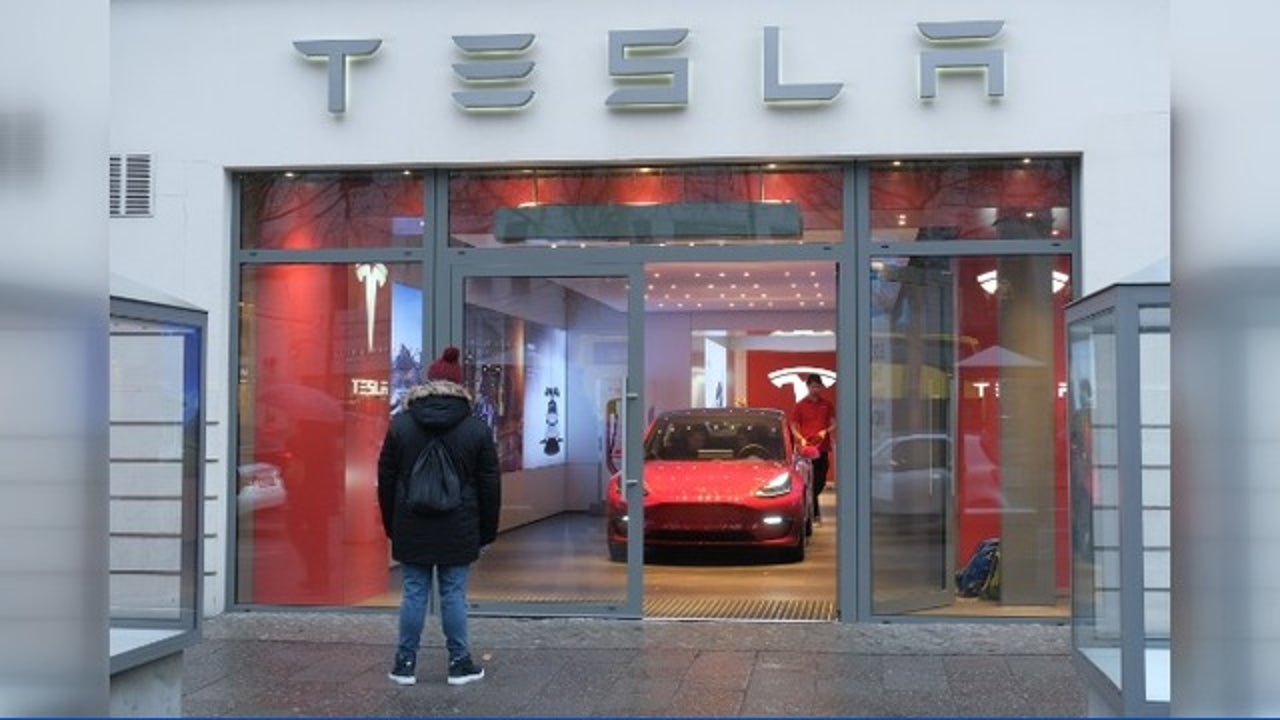 Safety regulators announce special investigation into Tesla Autopilot system - Vimarsana News