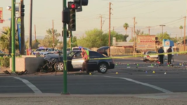 Phoenix PD: 1 dead, 1 critically hurt in 5-car crash near 27th Avenue and Camelback