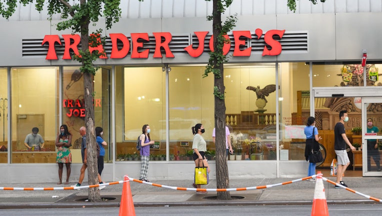 ad35ea36-Trader Joes line