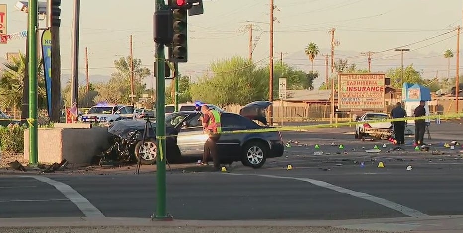 Phoenix PD: 1 dead, 1 critically hurt in 5-car crash near 27th Avenue and Camelback