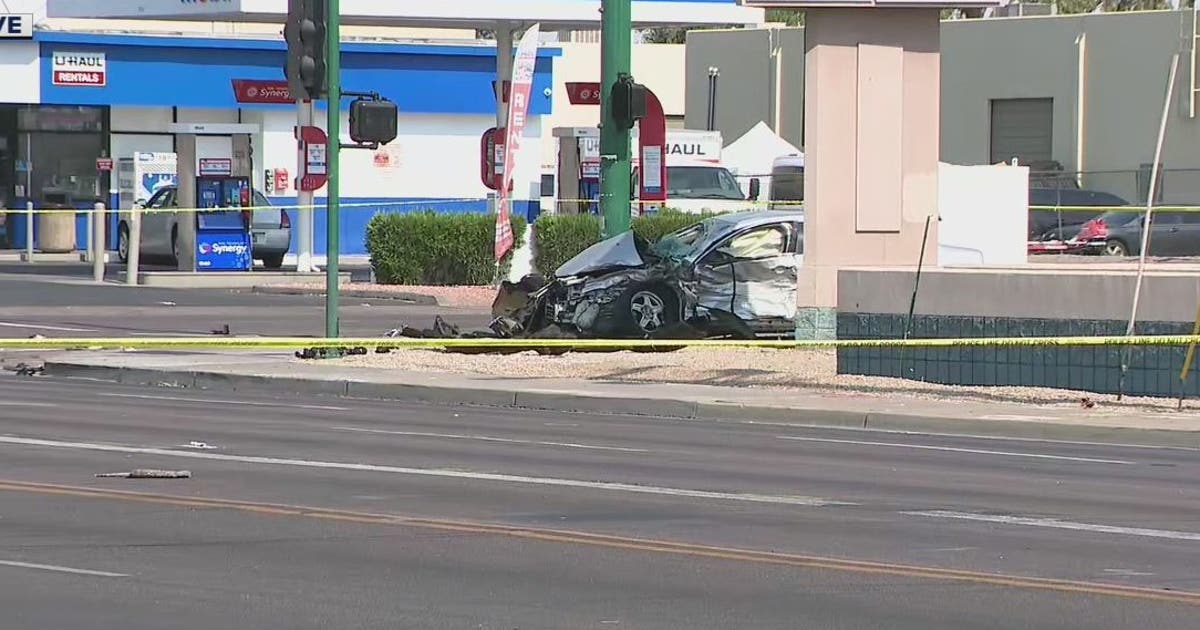 PD: Woman killed in 2-car crash at Phoenix intersection | FOX 10 Phoenix