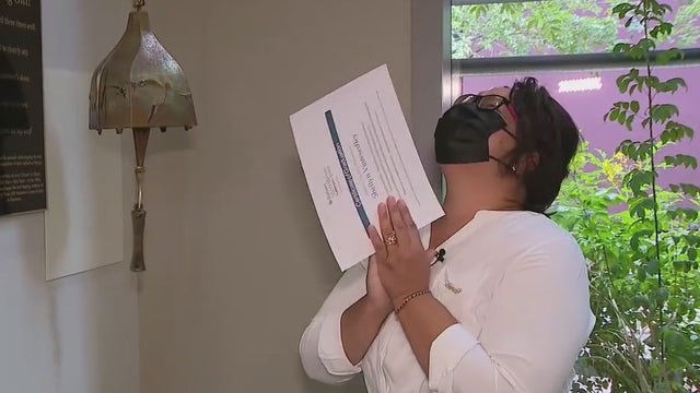Arizona woman celebrates final cancer radiation treatment